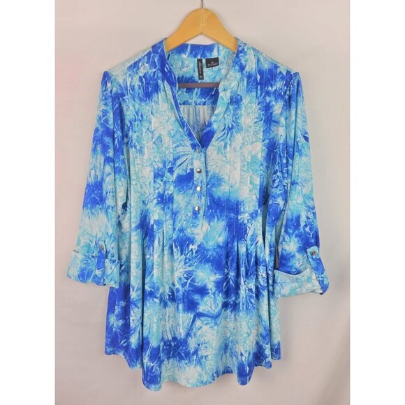 New Directions Women's Top Plus Size 1X Blue Tie Dye 3/4 Sleeve V-Neck Shirt - Picture 1 of 9